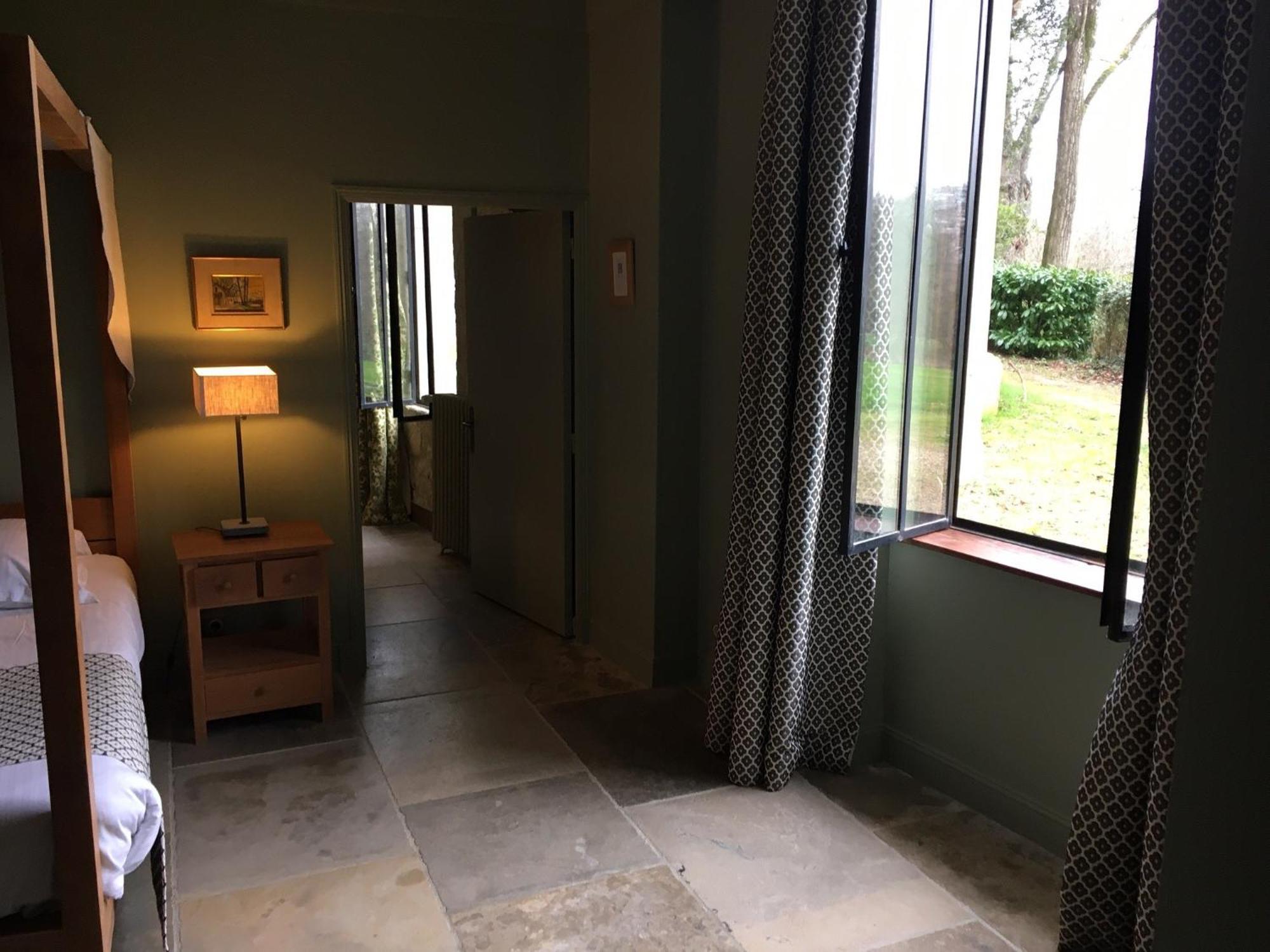 Hotel Chateau De Perreux, The Originals Collection 4*