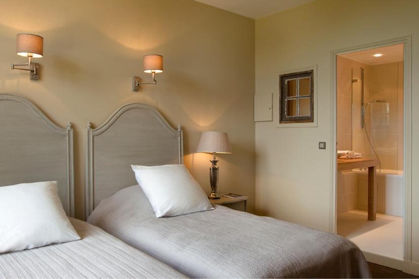 Hotel Chateau De Perreux, The Originals Collection 4*